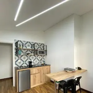 Cerca Al Centro Comercial Santafe A105 By Roots Medellín